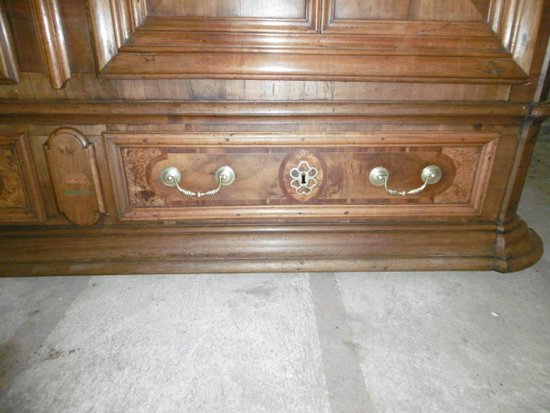 Bedeutender Schloss-Schrank 18.