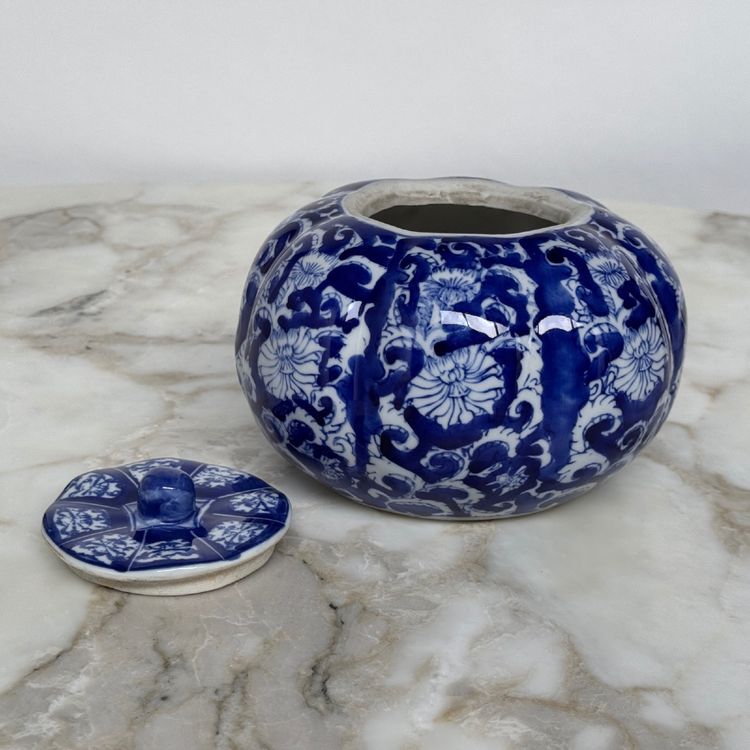 Vaso con coperchio blu e bianco, Cina, XX secolo