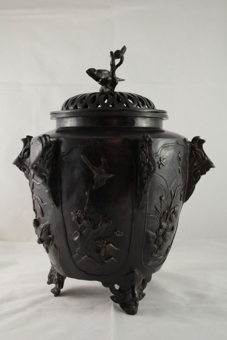 Grande incensiere in bronzo con uccelli e vegetazione in patina marrone, Cina, XX secolo