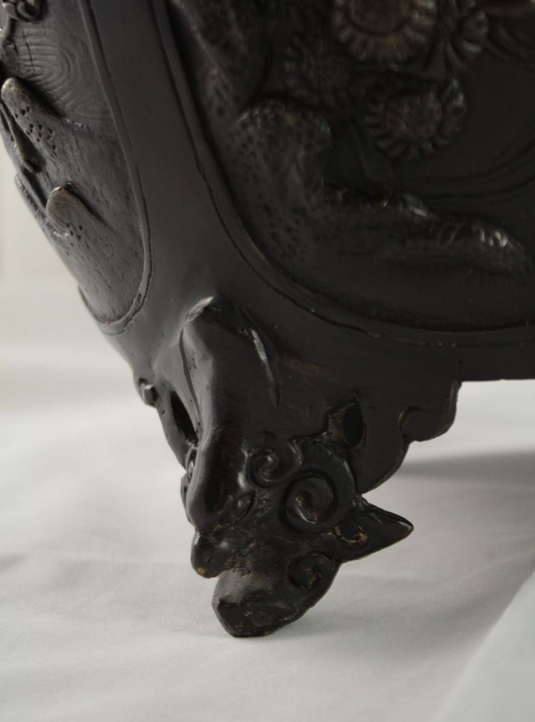 Grande incensiere in bronzo con uccelli e vegetazione in patina marrone, Cina, XX secolo