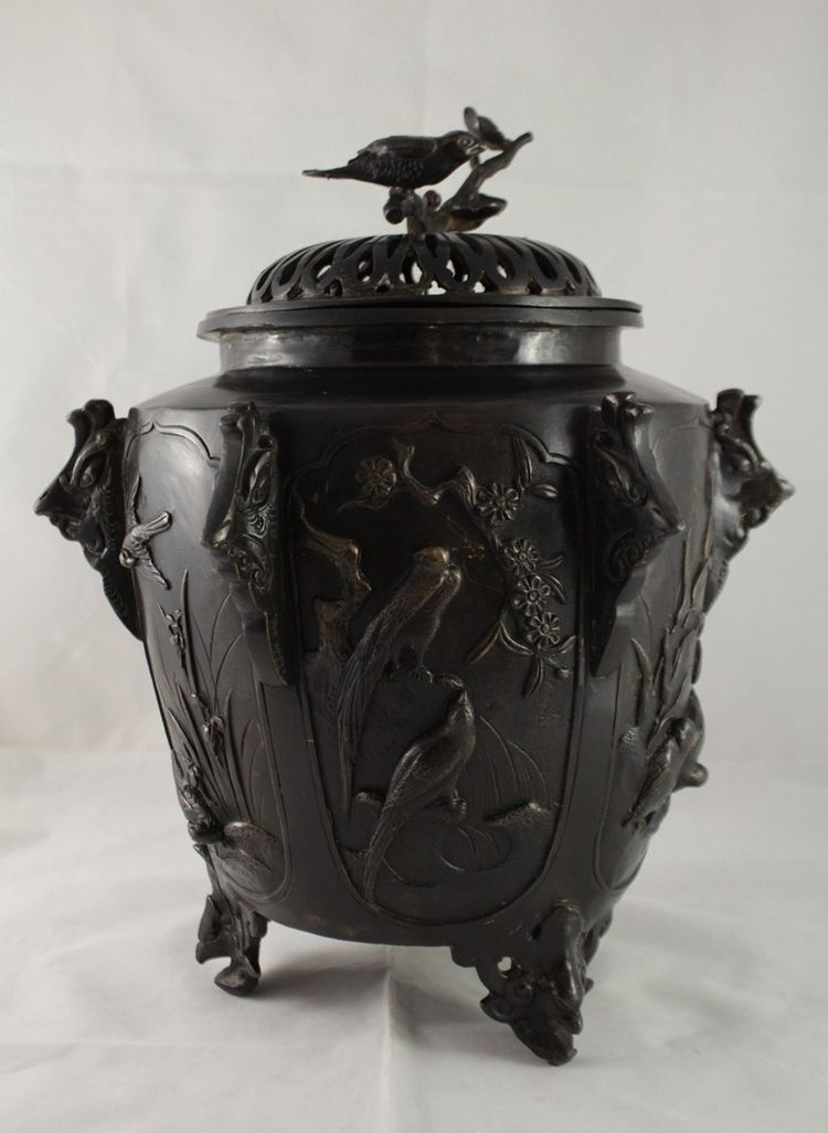 Grande incensiere in bronzo con uccelli e vegetazione in patina marrone, Cina, XX secolo