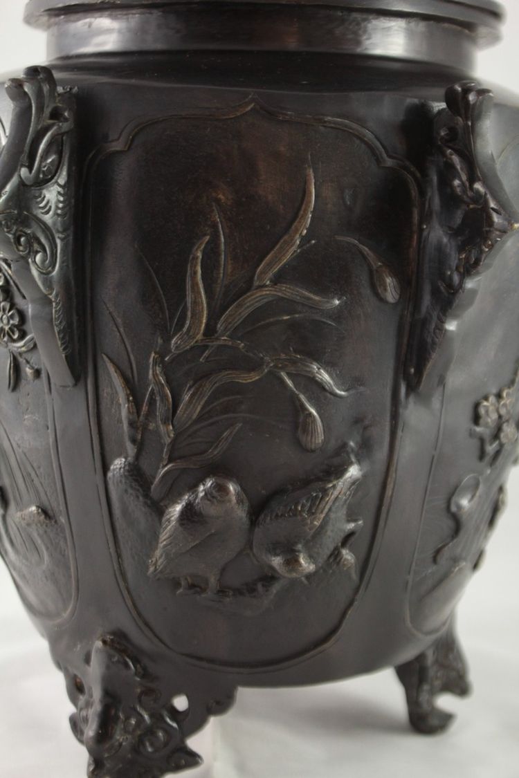 Grande incensiere in bronzo con uccelli e vegetazione in patina marrone, Cina, XX secolo