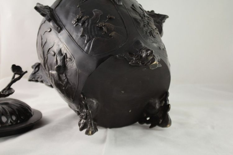 Grande incensiere in bronzo con uccelli e vegetazione in patina marrone, Cina, XX secolo