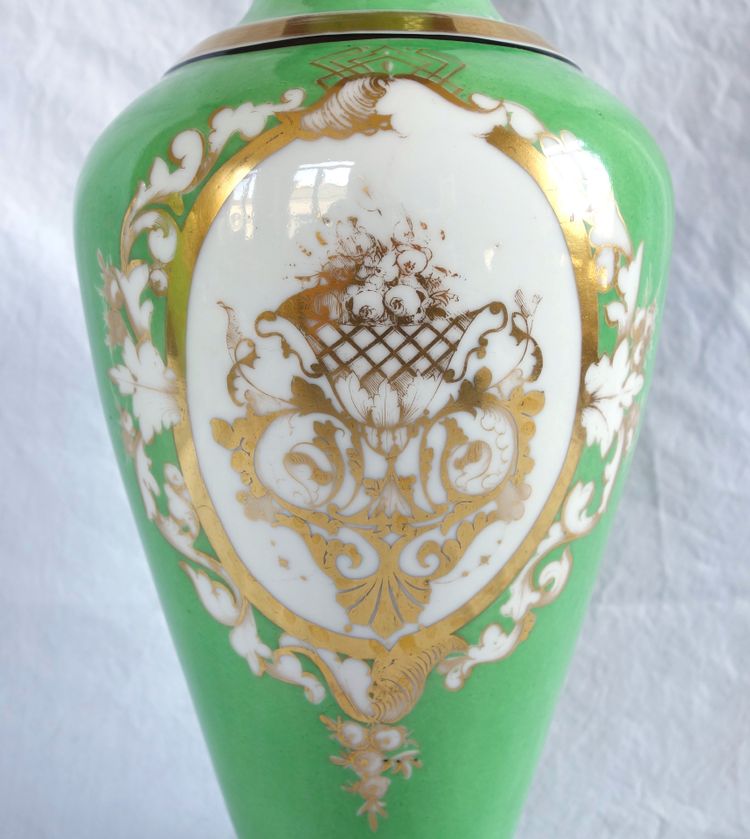 Paire d’importants vases d’ornement en porcelaine de Paris d’époque Napoleon III
