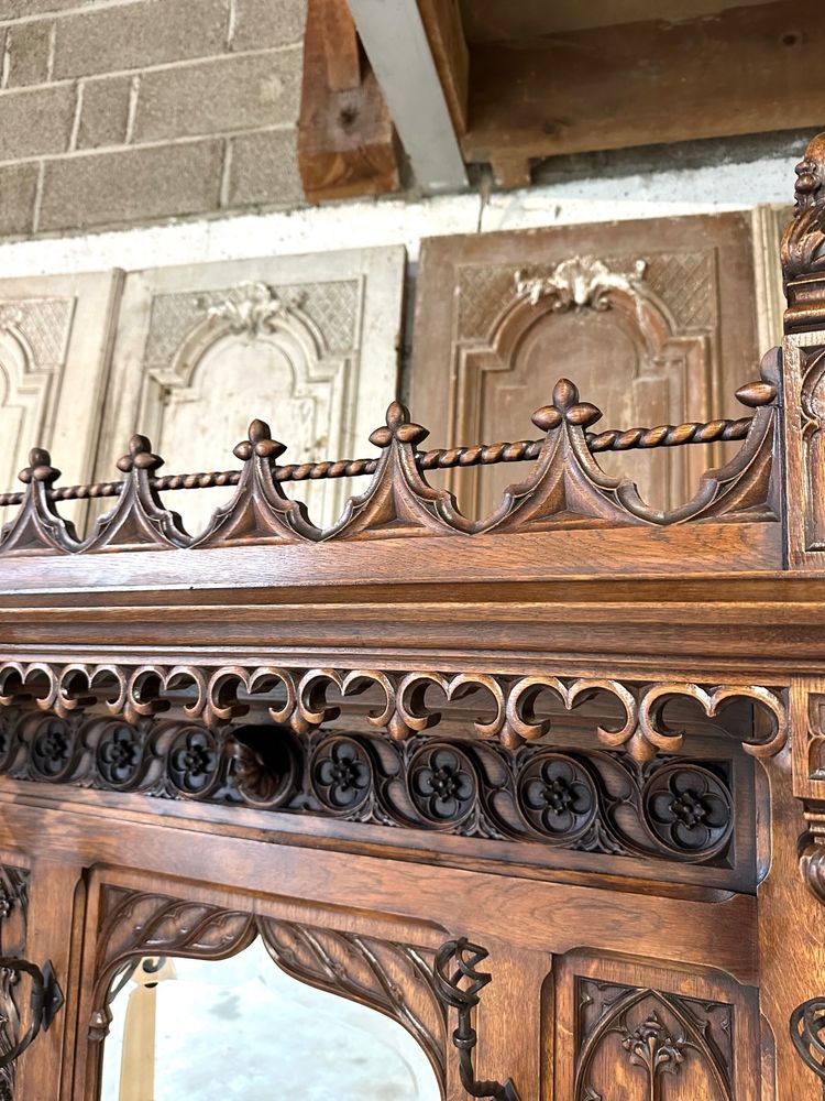 Garderobe im gotischen Stil aus Eiche Epoche 1900