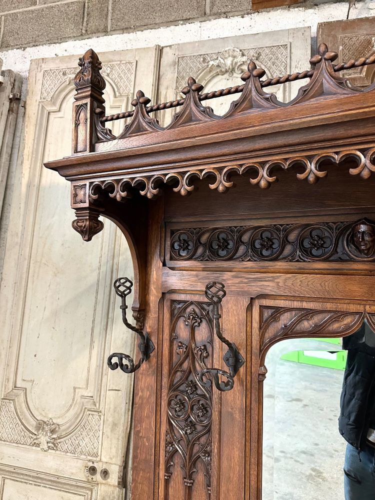 Garderobe im gotischen Stil aus Eiche Epoche 1900