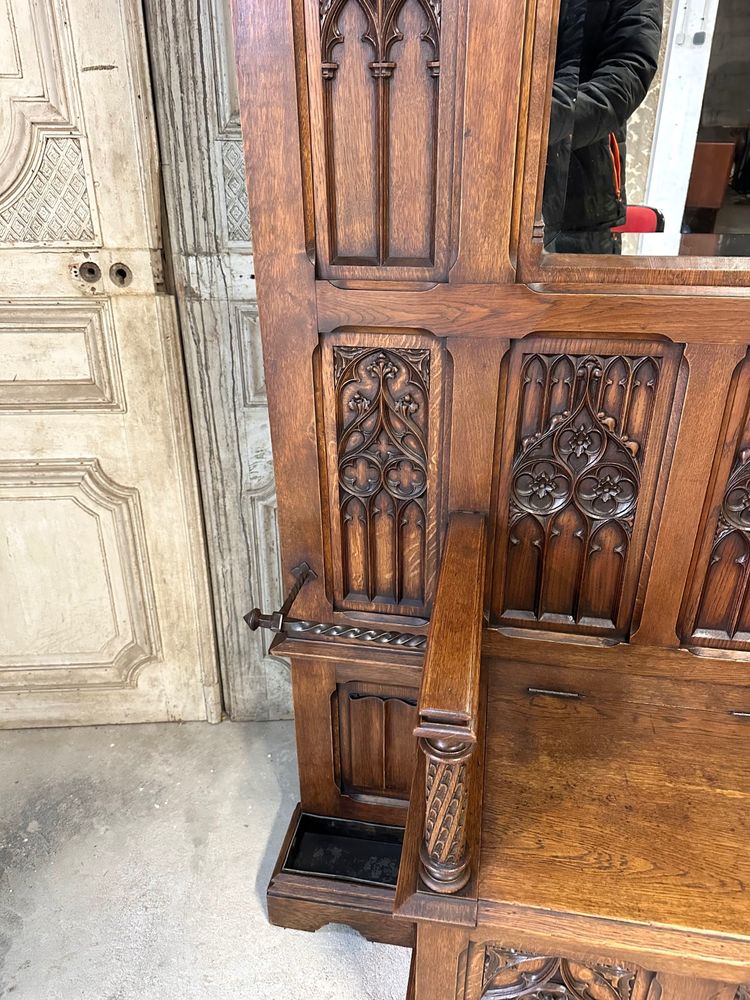 Garderobe im gotischen Stil aus Eiche Epoche 1900