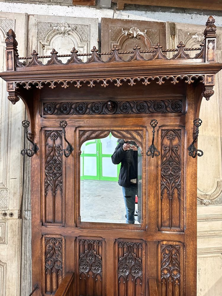Garderobe im gotischen Stil aus Eiche Epoche 1900