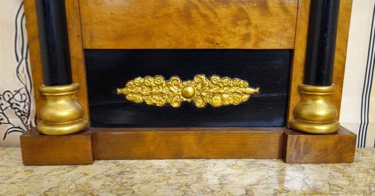 Specchio in legno dorato e annerito di epoca impero - Frontone a conchiglia - XIX secolo