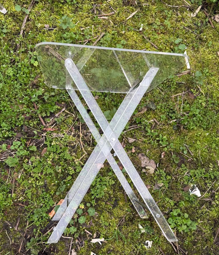 Coppia di tavolini pieghevoli in plexiglas