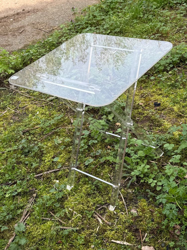 Coppia di tavolini pieghevoli in plexiglas