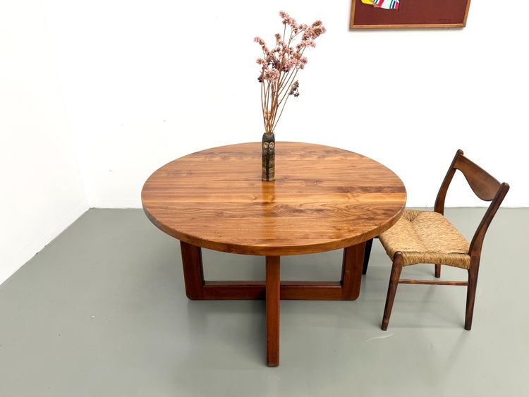 Modernistischer runder Tisch aus massivem Ulmenholz, Kreuzfuß, DLG Perriand, Chapo, 50er-60er Jahre