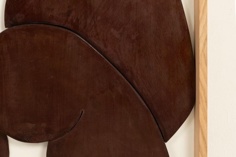 Flachrelieftafel "Die Zwillinge" aus patiniertem Holz. Zeitgenössisch LS67863003