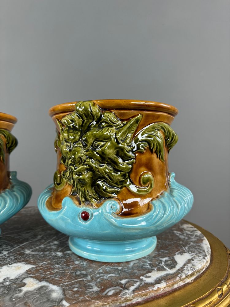 Paire de cache-pots en barbotine à décor de mascarons,  XIXe siècle