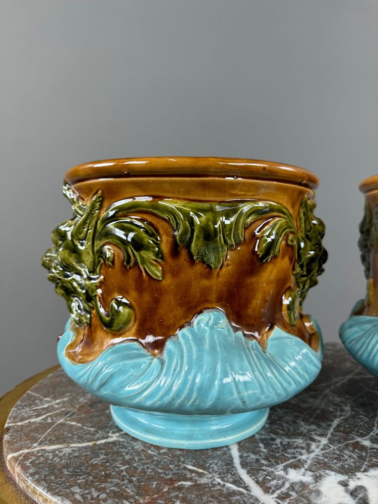 Paire de cache-pots en barbotine à décor de mascarons,  XIXe siècle