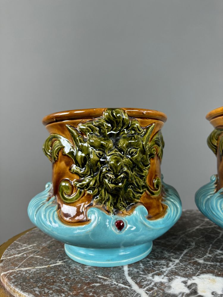 Paire de cache-pots en barbotine à décor de mascarons,  XIXe siècle