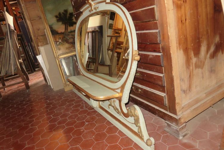 Specchio ovale, italiano, in legno dipinto e dorato, XIX secolo.
