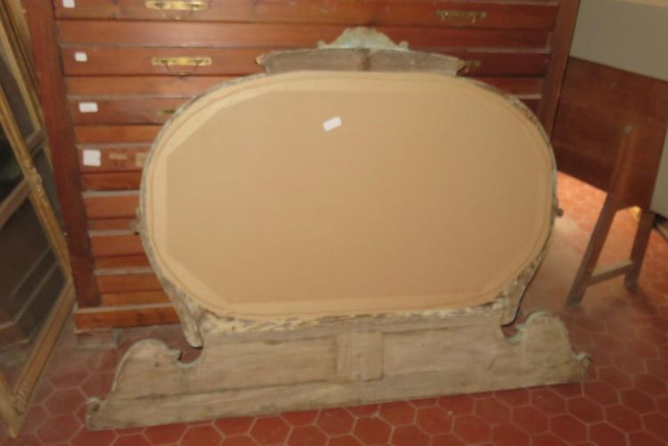 Specchio ovale, italiano, in legno dipinto e dorato, XIX secolo.