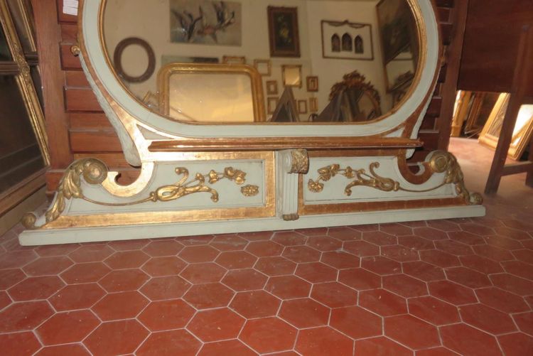 Specchio ovale, italiano, in legno dipinto e dorato, XIX secolo.