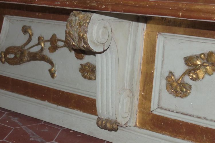 Specchio ovale, italiano, in legno dipinto e dorato, XIX secolo.