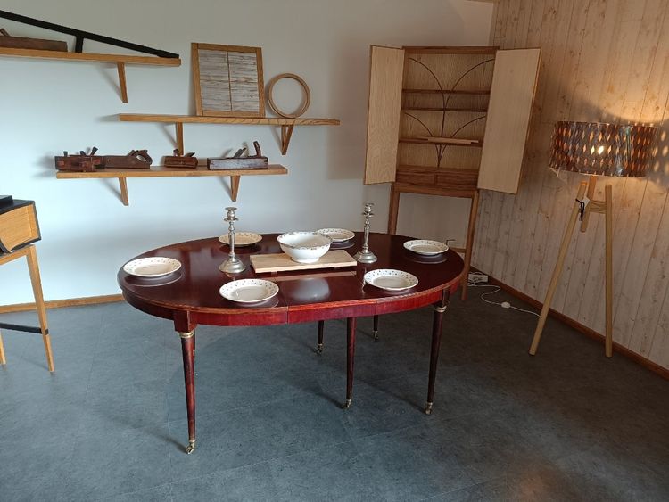 Table de salle à manger, à bandeau, à 6 pieds en acajou massif et placage acajou Epoque Restauration