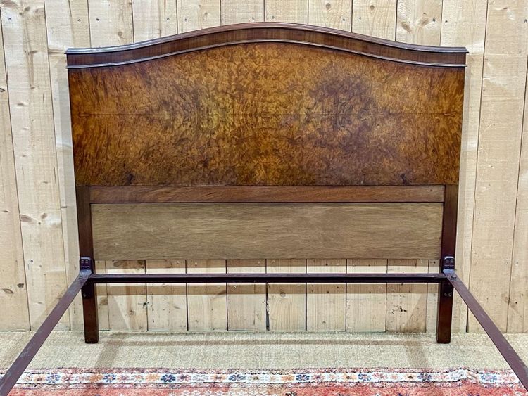 Englisches Bett aus Nussbaummaserholz aus den 1930er Jahren