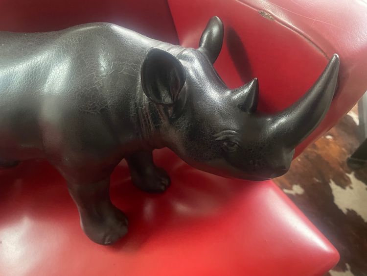 Rhinocéros sculpture 