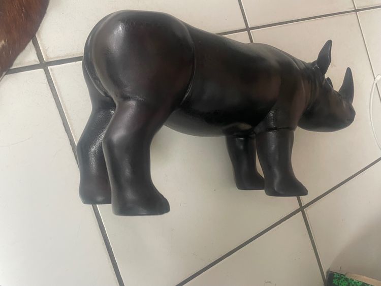 Rhinocéros sculpture 