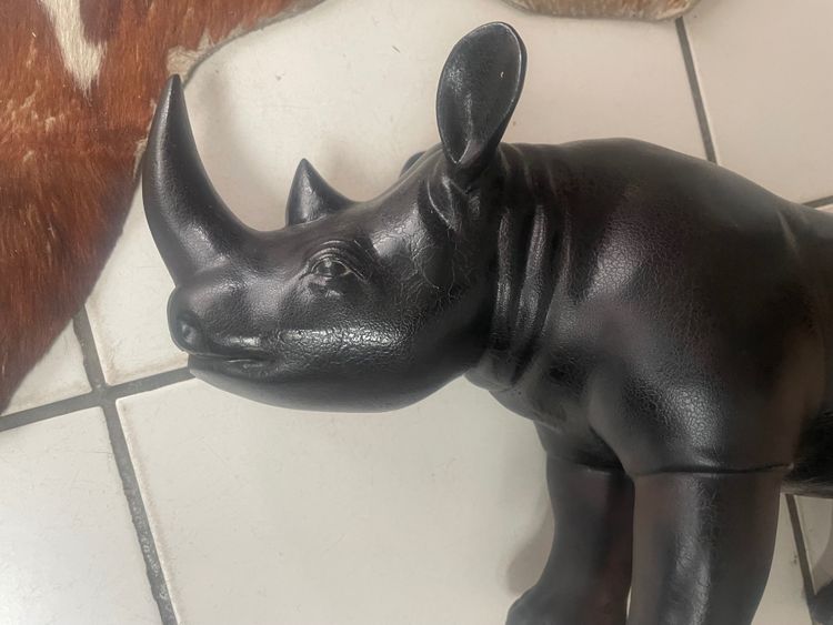 Rhinocéros sculpture 