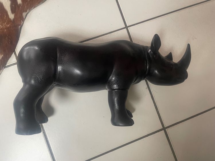Rhinocéros sculpture 