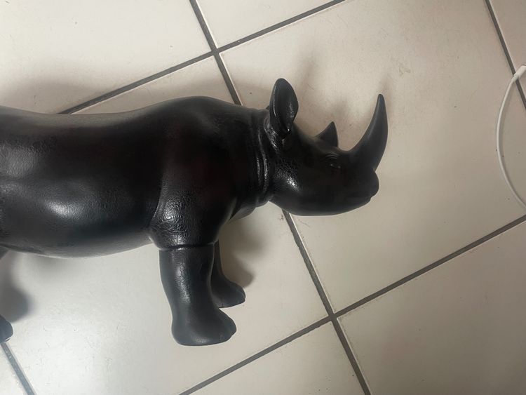 Rhinocéros sculpture 