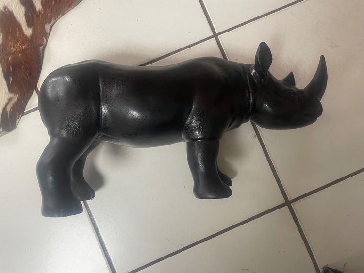 Rhinocéros sculpture 
