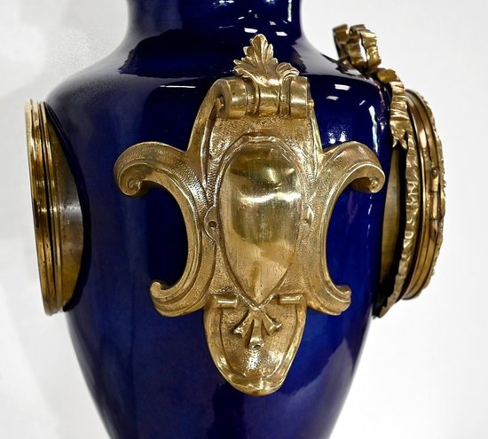 Important Gilded Bronze Mantel Set, Louis XVI style - 20th century