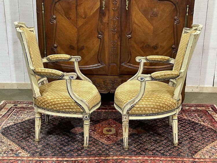 Paire de cabriolets d'époque Louis XVI en hêtre recouverts d'une peinture polychrome
