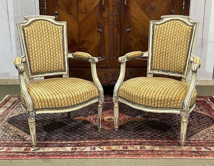 Paire de cabriolets d'époque Louis XVI en hêtre recouverts d'une peinture polychrome