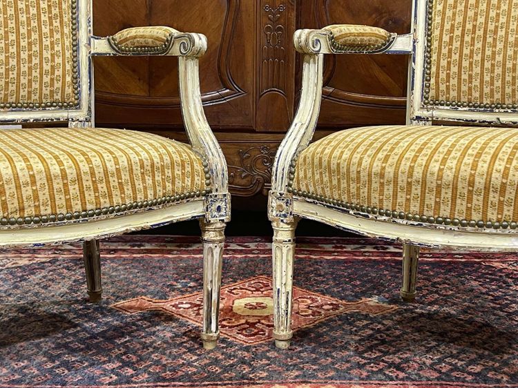 Paire de cabriolets d'époque Louis XVI en hêtre recouverts d'une peinture polychrome