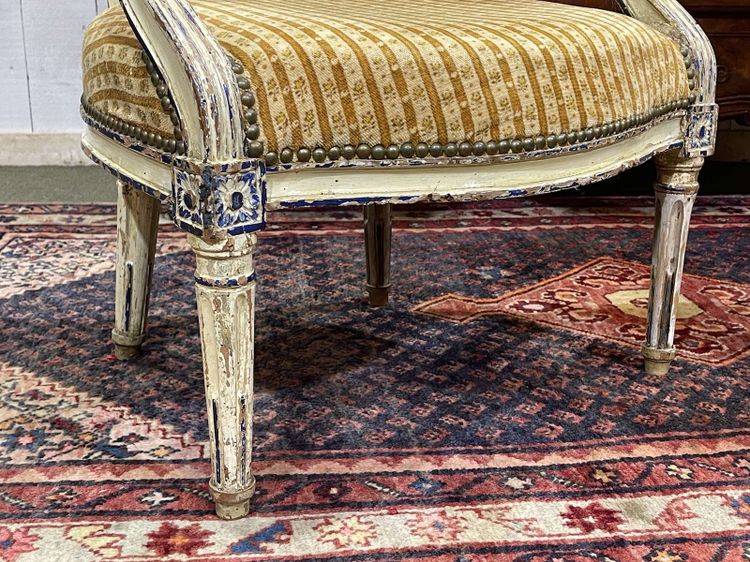 Paire de cabriolets d'époque Louis XVI en hêtre recouverts d'une peinture polychrome