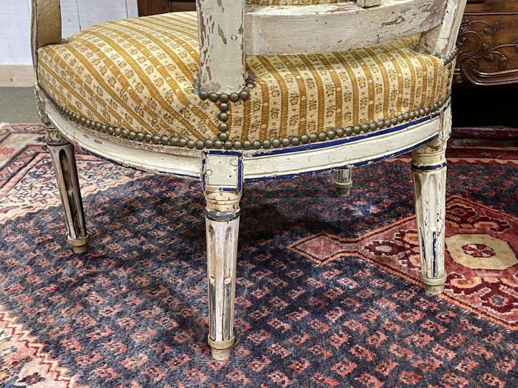 Paire de cabriolets d'époque Louis XVI en hêtre recouverts d'une peinture polychrome