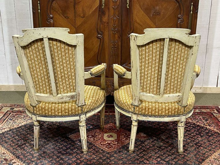 Paire de cabriolets d'époque Louis XVI en hêtre recouverts d'une peinture polychrome