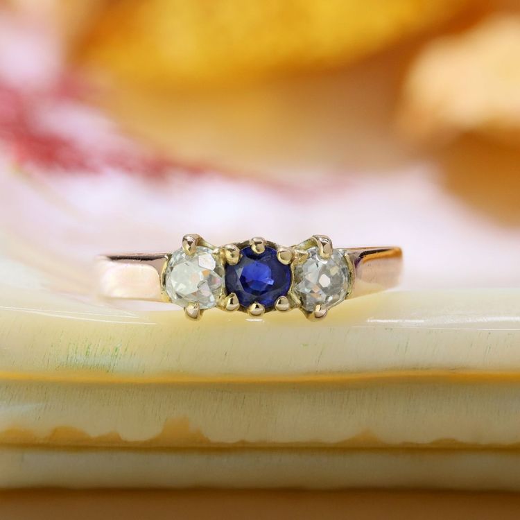 Bague ancienne jarretière saphir diamants