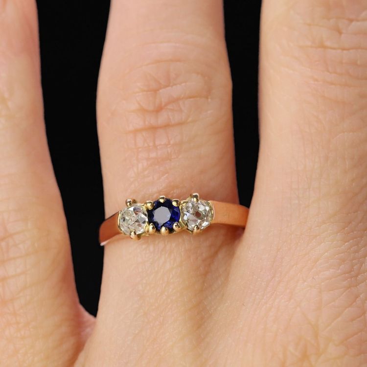 Bague ancienne jarretière saphir diamants