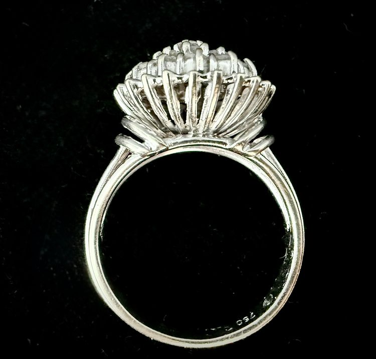 Bague or blanc sertie de 0,84 carat de diamants