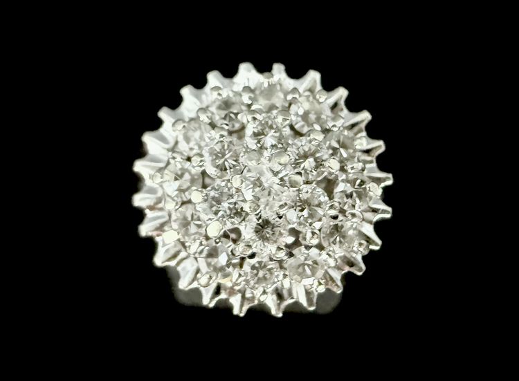 Bague or blanc sertie de 0,84 carat de diamants