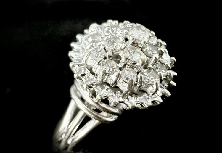 Bague or blanc sertie de 0,84 carat de diamants