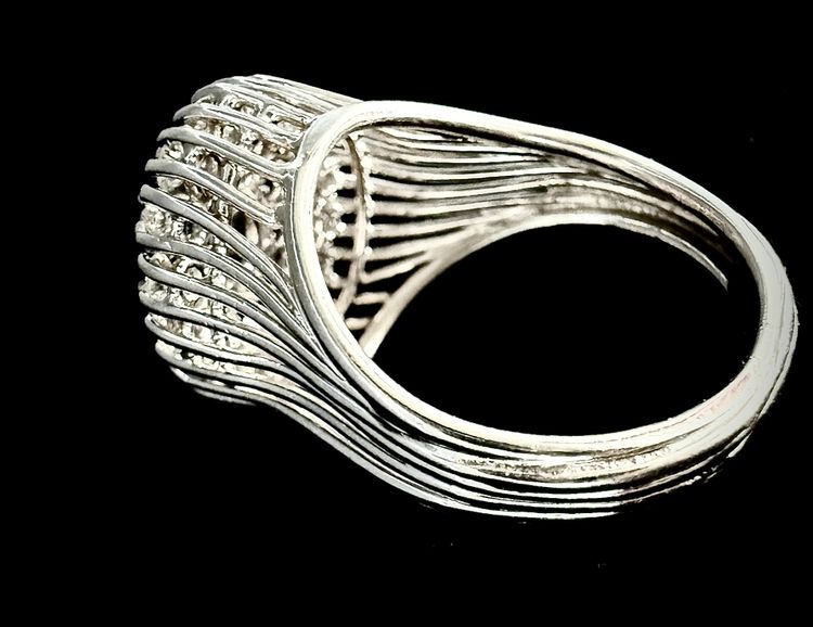 Weißgoldring mit 1,20 Karat Diamanten und 8 Saphiren