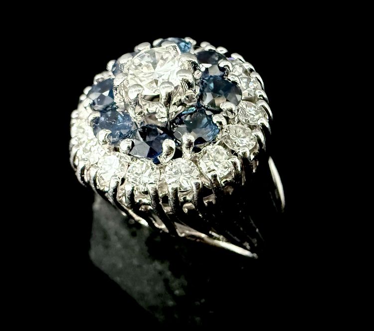 Weißgoldring mit 1,20 Karat Diamanten und 8 Saphiren