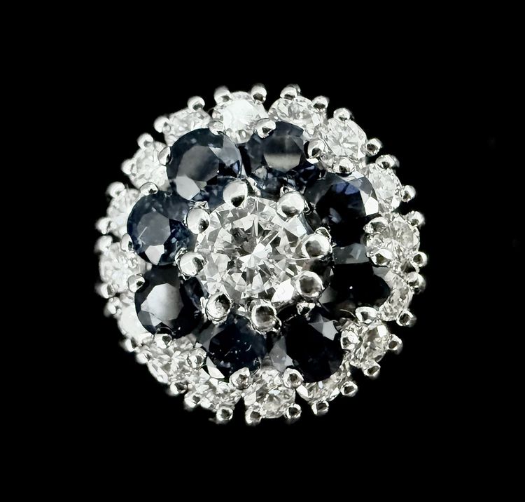 Weißgoldring mit 1,20 Karat Diamanten und 8 Saphiren