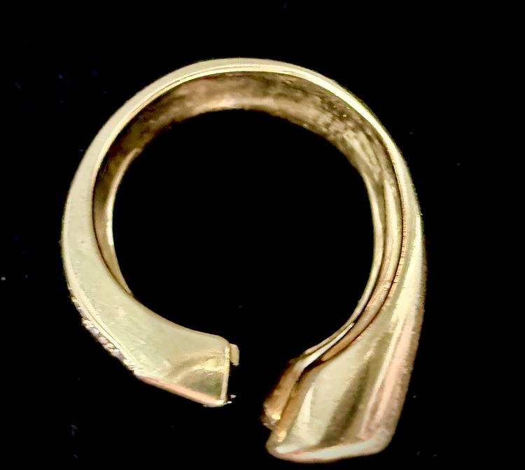 Anello in oro giallo con smeraldi, zaffiri e diamanti.