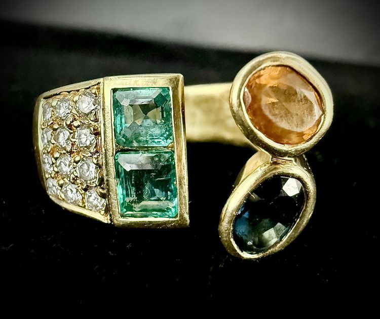 Anello in oro giallo con smeraldi, zaffiri e diamanti.