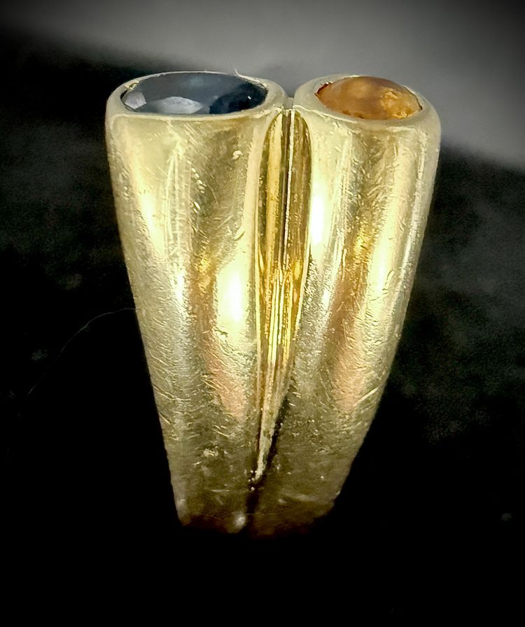 Anello in oro giallo con smeraldi, zaffiri e diamanti.